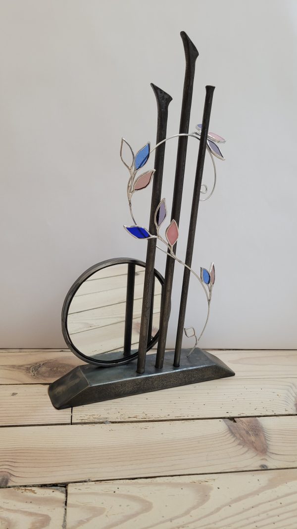 20251203_133615 Les 3 Gardiennes – Sculpture miroir en acier forgé et vitrail Tiffany