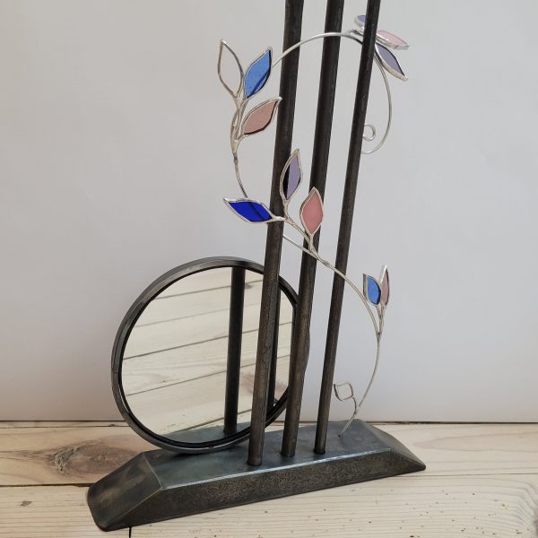 20251203_133615 Les 3 Gardiennes – Sculpture miroir en acier forgé et vitrail Tiffany