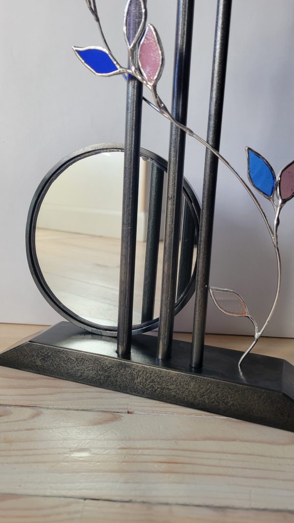20251204_150735 Les 3 Gardiennes – Sculpture miroir en acier forgé et vitrail Tiffany