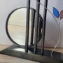 20251204_150735 Les 3 Gardiennes – Sculpture miroir en acier forgé et vitrail Tiffany