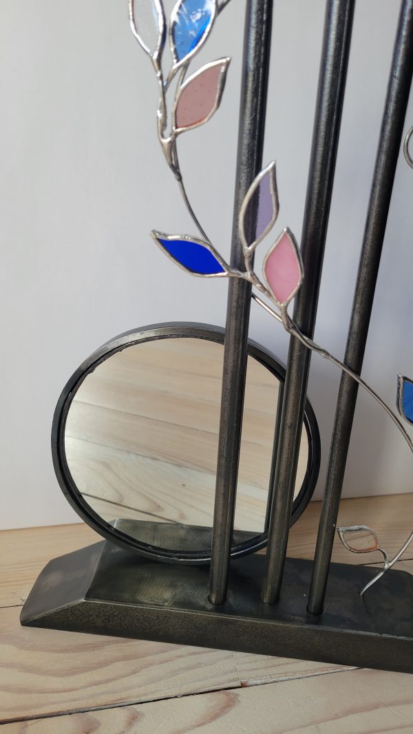 20251204_150742 Les 3 Gardiennes – Sculpture miroir en acier forgé et vitrail Tiffany