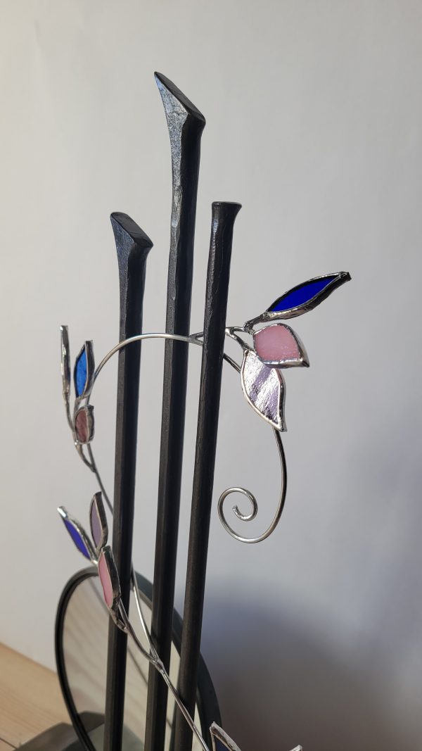 20251204_150753 Les 3 Gardiennes – Sculpture miroir en acier forgé et vitrail Tiffany
