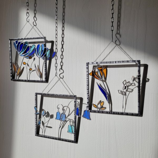 Triptyque Floral en Verre et Fer Forgé – Décoration Murale Artisanale (3 cadres suspendus)