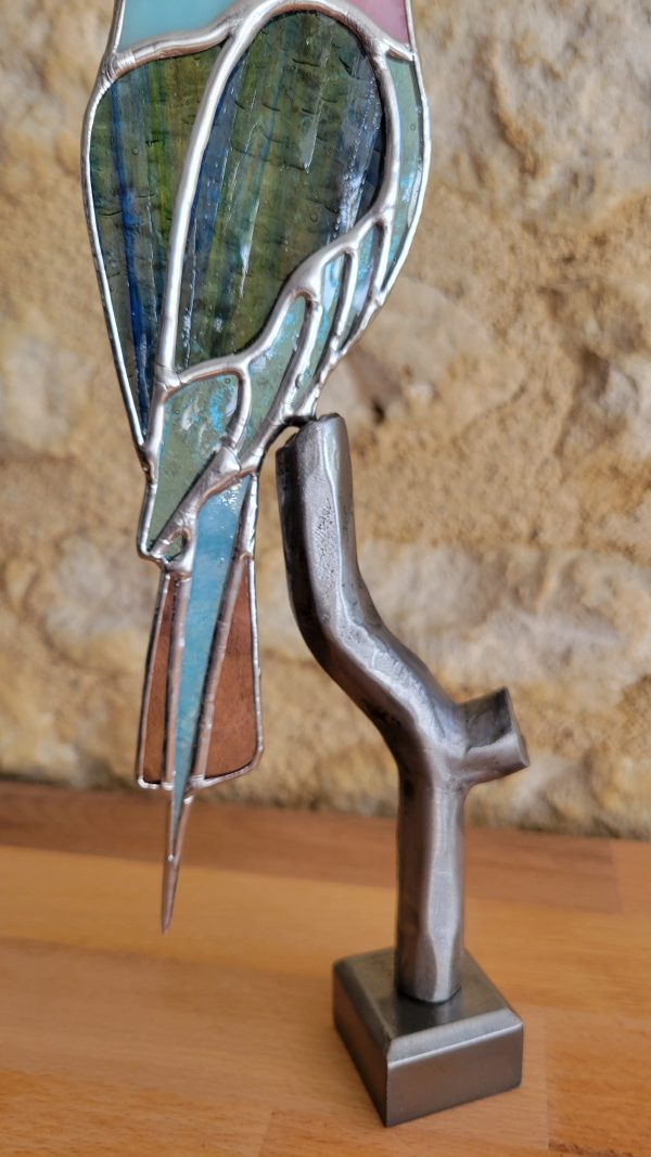 20260318_101730 Guêpier Perché - Oiseau en Verre sur Branche en Fer Forgé