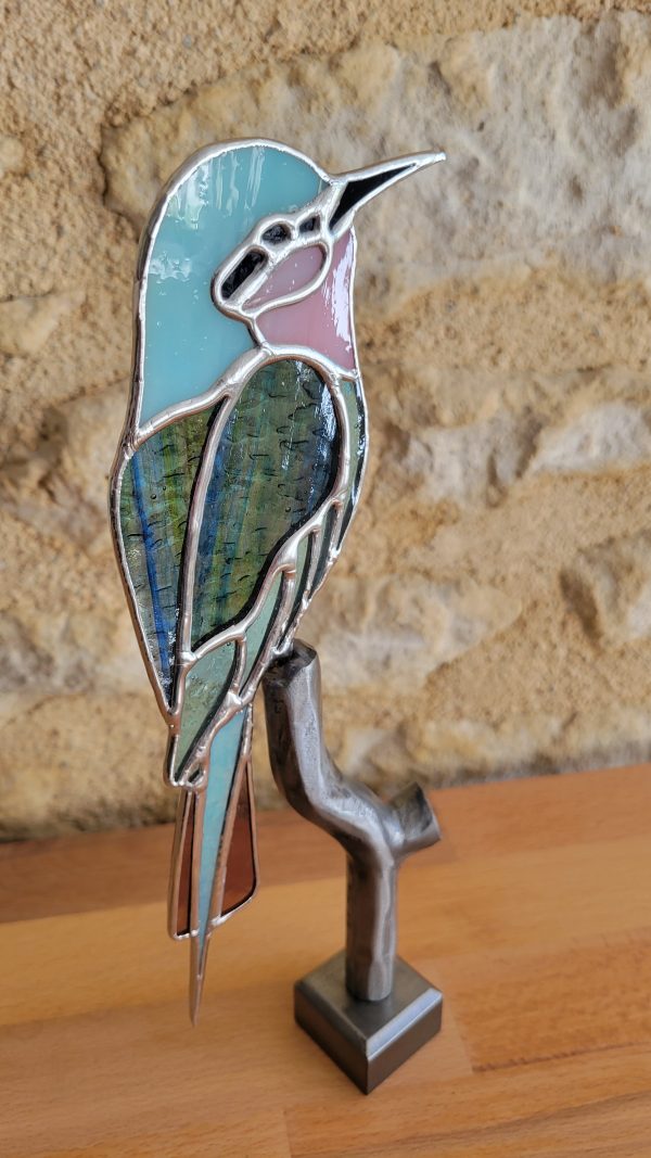 20260318_101736 Guêpier Perché - Oiseau en Verre sur Branche en Fer Forgé