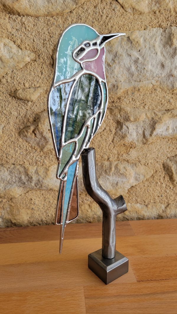 20260318_101741 Guêpier Perché - Oiseau en Verre sur Branche en Fer Forgé
