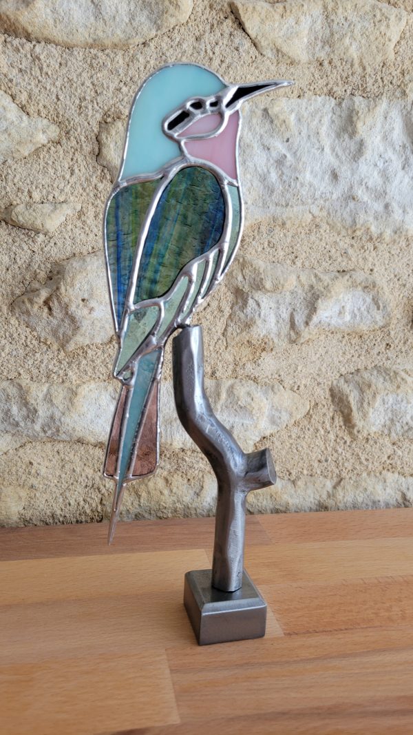 20260318_101747 Guêpier Perché - Oiseau en Verre sur Branche en Fer Forgé