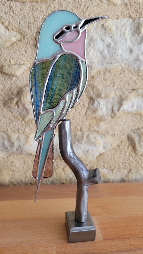 20260318_101811 Guêpier Perché - Oiseau en Verre sur Branche en Fer Forgé