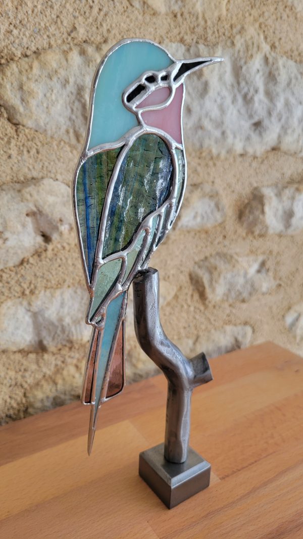 20260318_101820 Guêpier Perché - Oiseau en Verre sur Branche en Fer Forgé