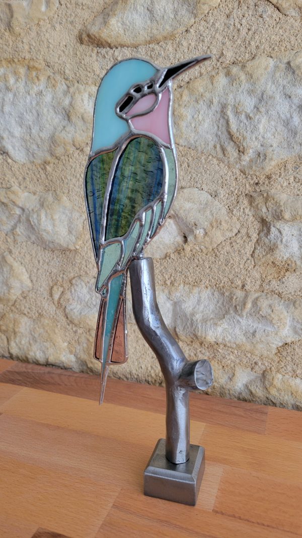20260318_101824 Guêpier Perché - Oiseau en Verre sur Branche en Fer Forgé