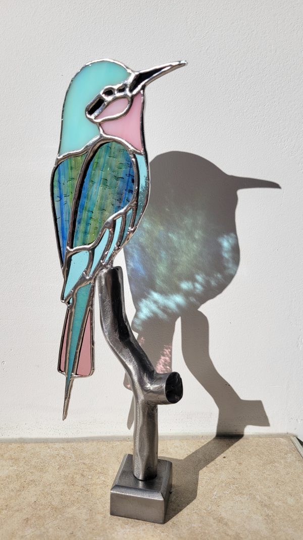 20260318_102032 Guêpier Perché - Oiseau en Verre sur Branche en Fer Forgé